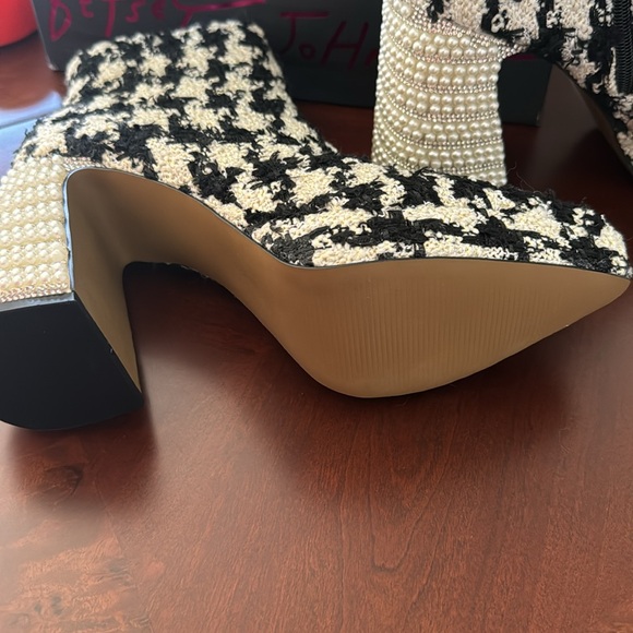 Betsey_Johnson
Raylan Houndstooth Platform Booties new.   #6 - Picture 6 of 9